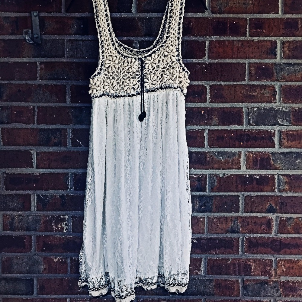 Style lace crocheted dress